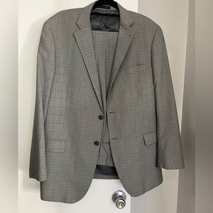 Stunning gray Perry Ellis men’s Modern Fit suit